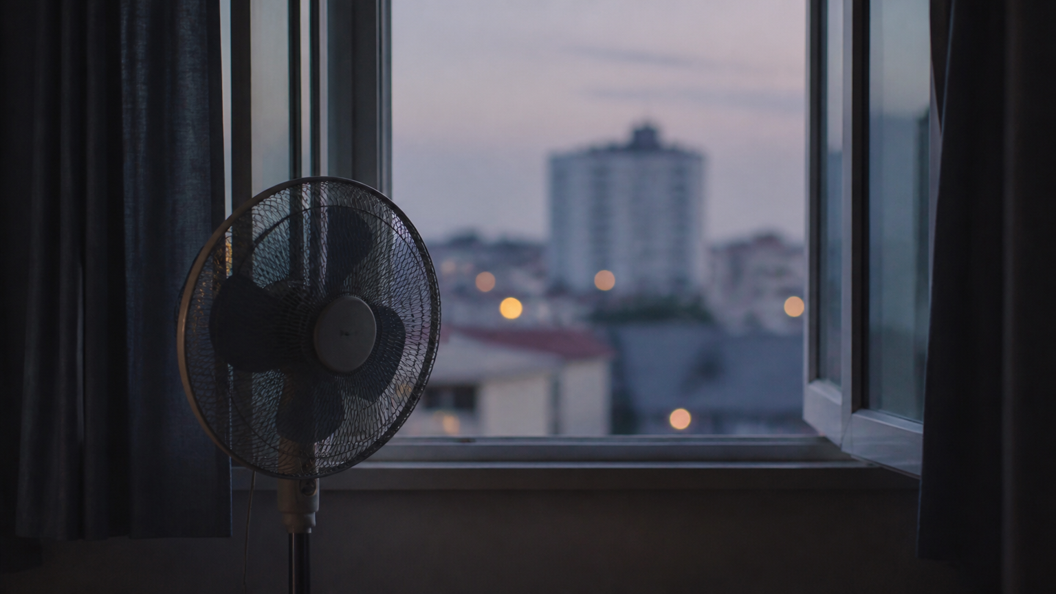 Nočné vetranie bytu s ventilátorom pri okne